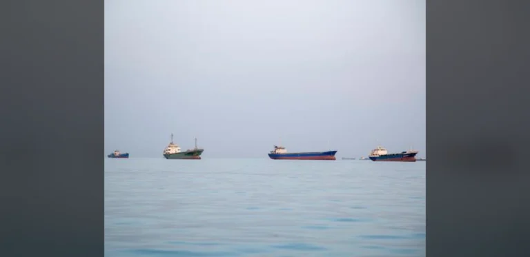 Ongoing Middle East Tensions: US-Iran Impasse on Blockade Coincides with Sudden Exit of US Navy Secretary