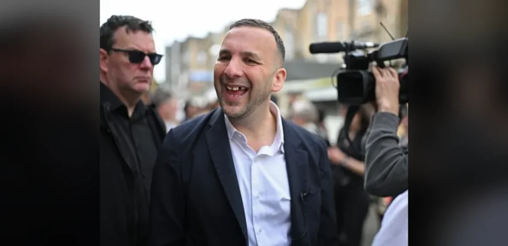 Green Party Leader Advocates for Thoughtful Handling of Antisemitism, Accuses Prime Minister of Politicizing the Matter