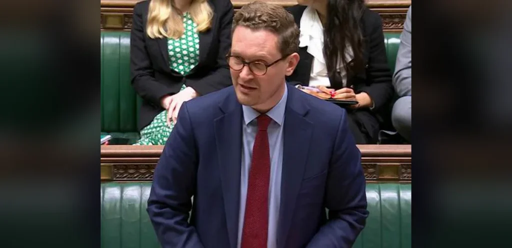UK Introduces Performance Bonuses for Top Civil Servants