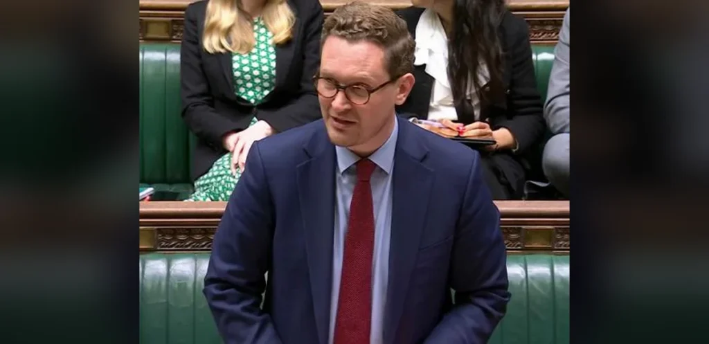 UK Introduces Performance Bonuses for Top Civil Servants