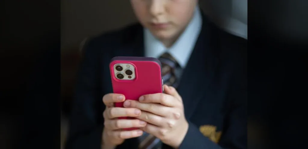 Starmer Sets September Deadline for Tech Firms to Block Explicit Images on Children’s Phones