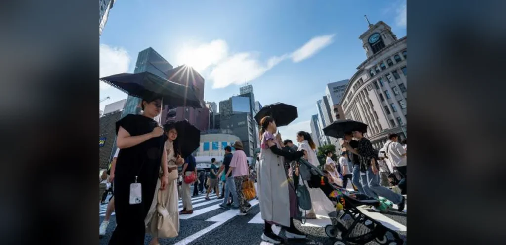 Study Finds People Naturally Tend to Walk Anticlockwise