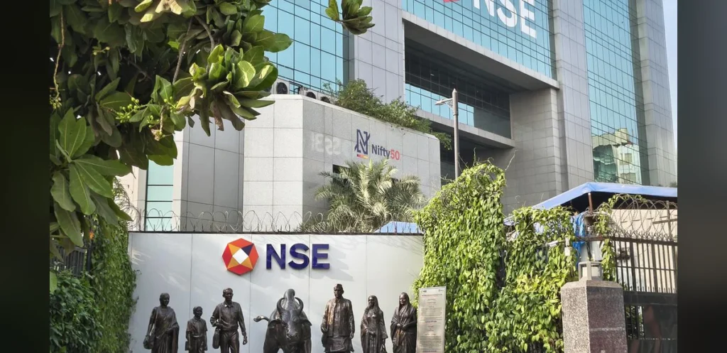Stock markets rise in early trade amid foreign inflows