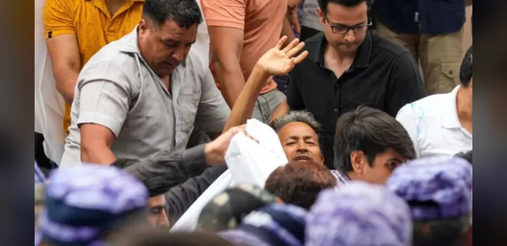 Delhi Police Remove Protester Using Drill and Curtain