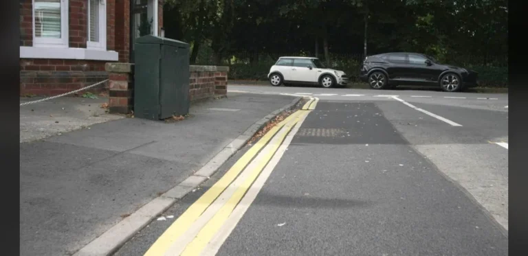 Residents baffled after ‘quadruple’ yellow lines appear on street