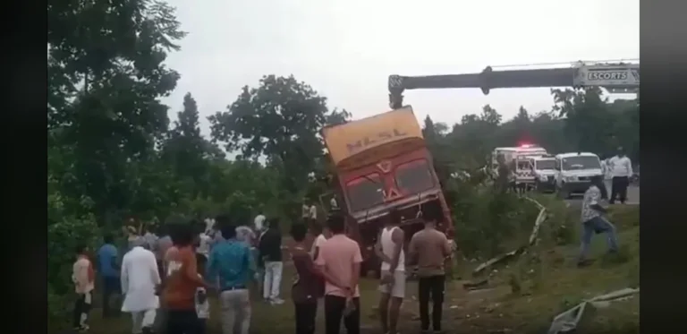 Seven Killed in Head-On Collision Between Auto-Rickshaw and Truck in Jharkhand