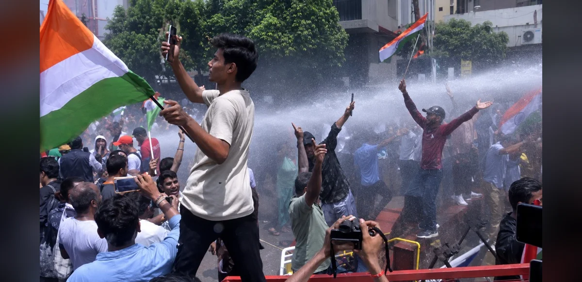 Water cannons used as protesters in Patna break barricades on way to CM residence