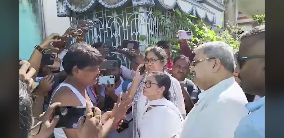 Protesters Target Mamata Banerjee Convoy Amid Custody Death Dispute