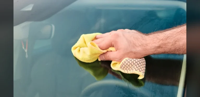 Effective Vinegar Solution for Vehicle Windshield and Mirror Cleaning With Key Precautions