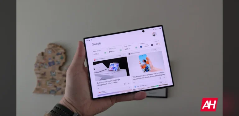 Foldable Smartphone Display Corners Show Inward Flex, Likely by Design